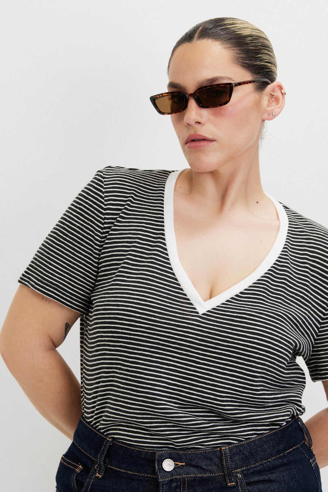 ANDREA BLACK STRIPED V-SHIRT