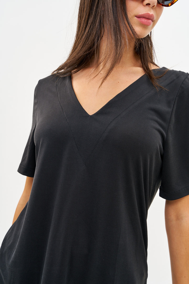 WANDA BLACK V-SHIRT