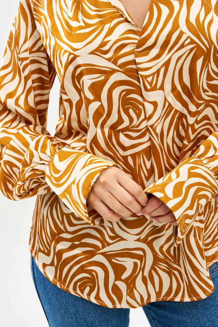 MELISSA CAMEL AND WHITE SHIRT