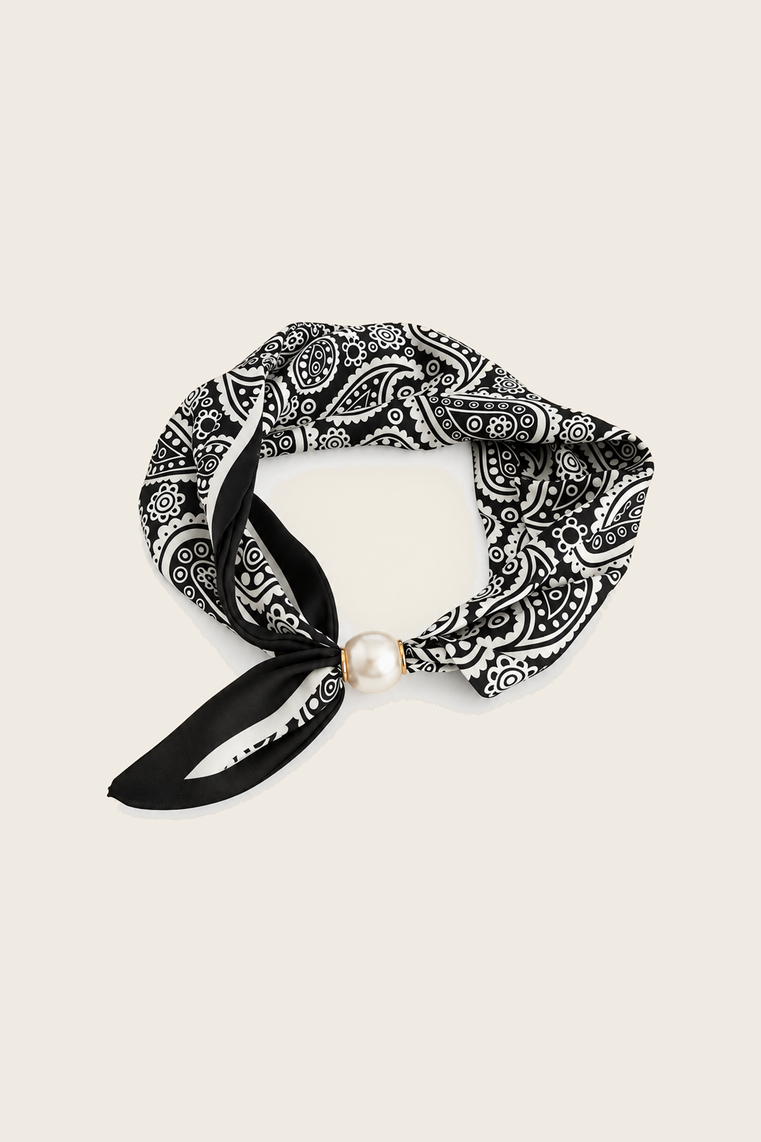 מטפחת פייזלי עם פנינה PAISLEY שחור לבן על רקע לבן